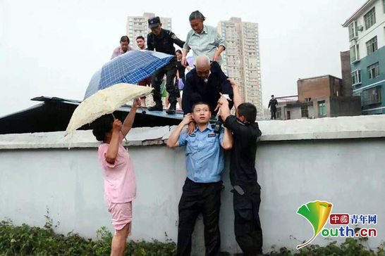 灾区救援人员特写：不知道你是谁 却知道你为了谁