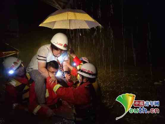 灾区救援人员特写：不知道你是谁 却知道你为了谁