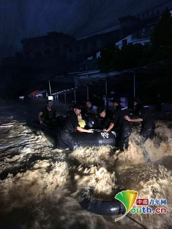 灾区救援人员特写：不知道你是谁 却知道你为了谁