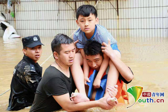 灾区救援人员特写：不知道你是谁 却知道你为了谁