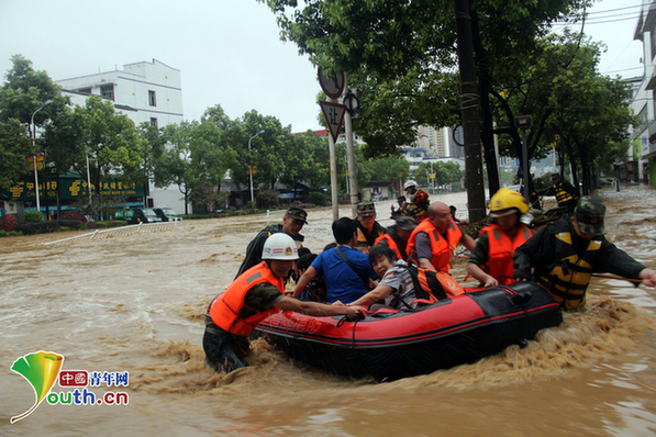 灾区救援人员特写：不知道你是谁 却知道你为了谁