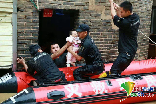 灾区救援人员特写：不知道你是谁 却知道你为了谁