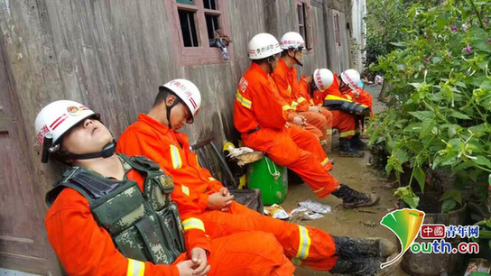 灾区救援人员特写：不知道你是谁 却知道你为了谁