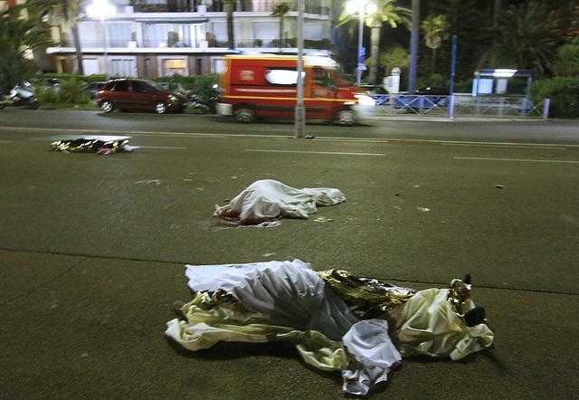 法国尼斯恐袭现场：遇难小女孩跟她的洋娃娃