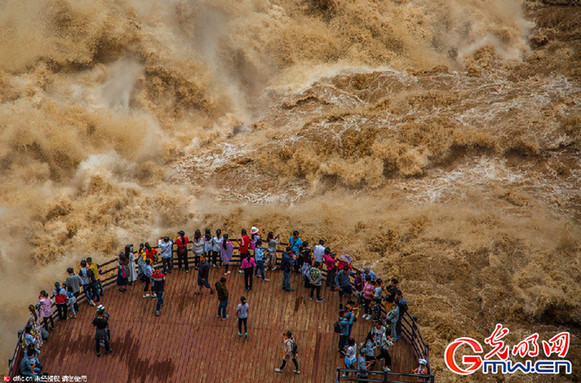 云南虎跳峡“超级山洪”：游客淡定拍照大呼过瘾