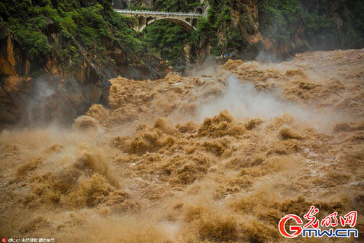 云南虎跳峡“超级山洪”：游客淡定拍照大呼过瘾