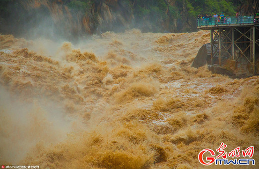 云南虎跳峡“超级山洪”：游客淡定拍照大呼过瘾