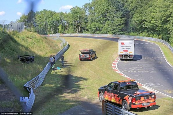 最“昂贵”车祸？价值4000万超跑失控撞毁