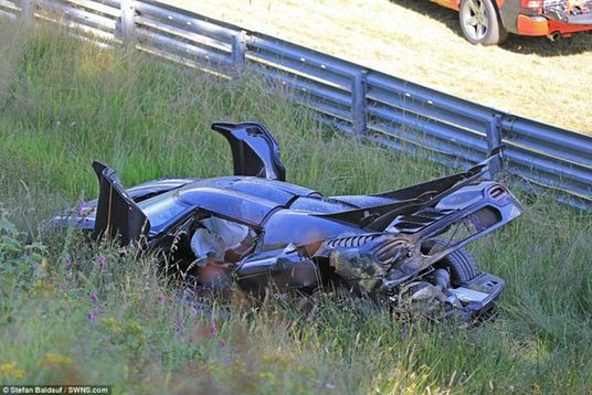 最“昂贵”车祸？价值4000万超跑失控撞毁