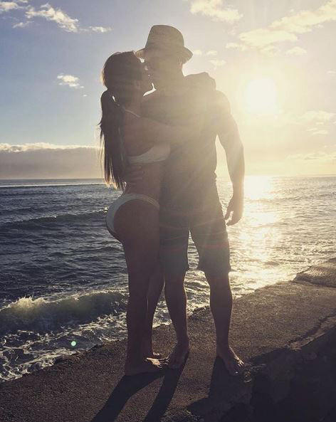 全球最美天气预报女主播晒沙滩照引粉丝盛赞