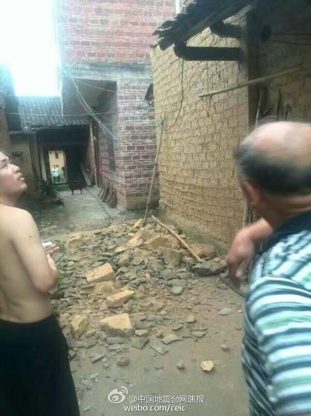 广西5.4级地震：巨石砸落 墙体开裂