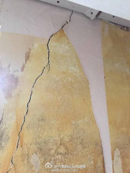 广西5.4级地震：巨石砸落 墙体开裂