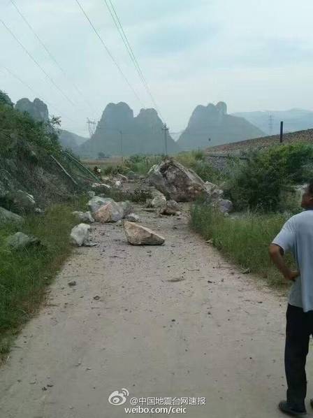 广西5.4级地震：巨石砸落 墙体开裂