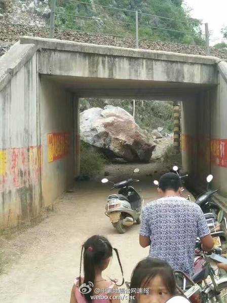 广西5.4级地震：巨石砸落 墙体开裂