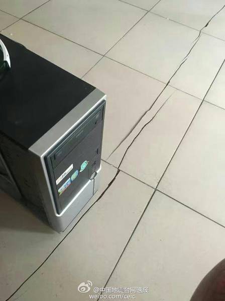 广西5.4级地震：巨石砸落 墙体开裂