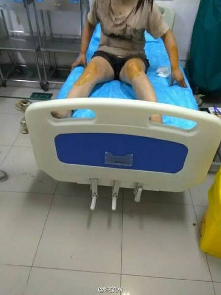 河南道路突然塌陷 路人掉进深坑瞬间