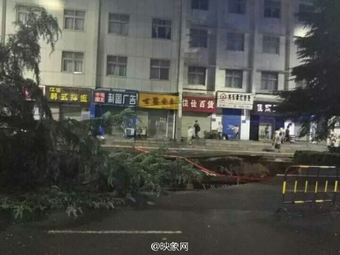 河南道路突然塌陷 路人掉进深坑瞬间