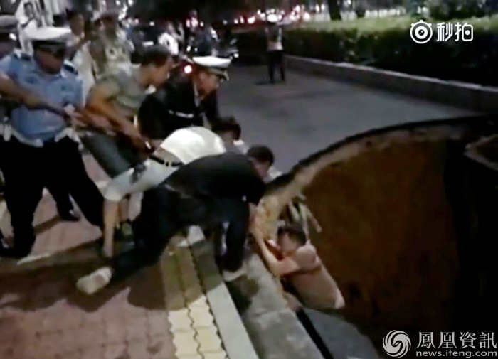 河南道路突然塌陷 路人掉进深坑瞬间