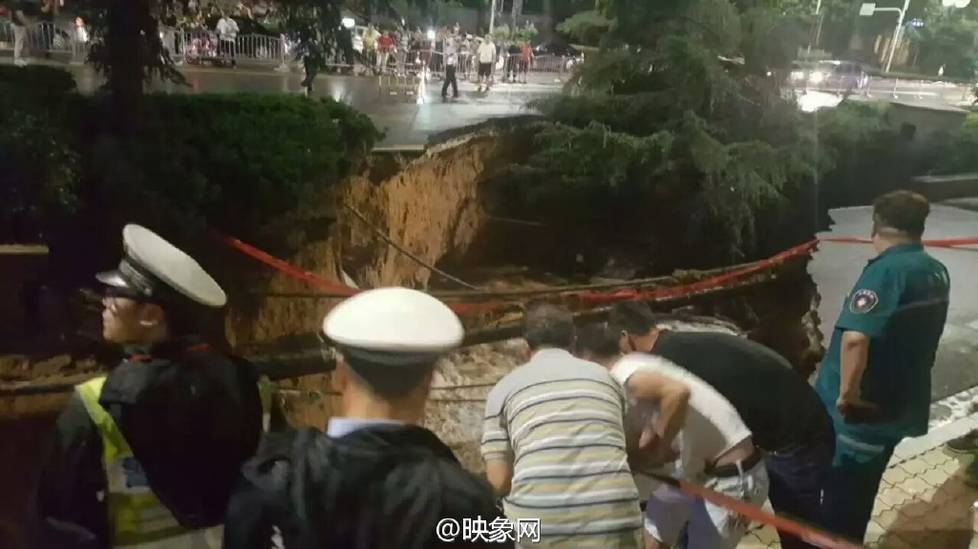 河南道路突然塌陷 路人掉进深坑瞬间