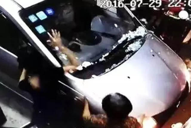 汕尾男子教未成年女友开车压倒2岁男孩