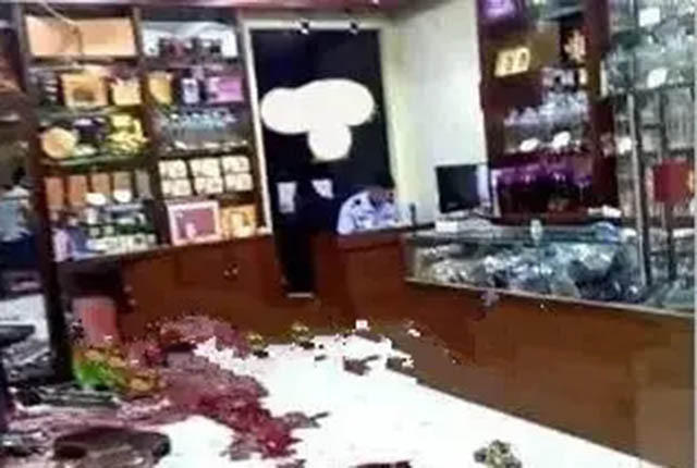 汕尾男子教未成年女友开车压倒2岁男孩