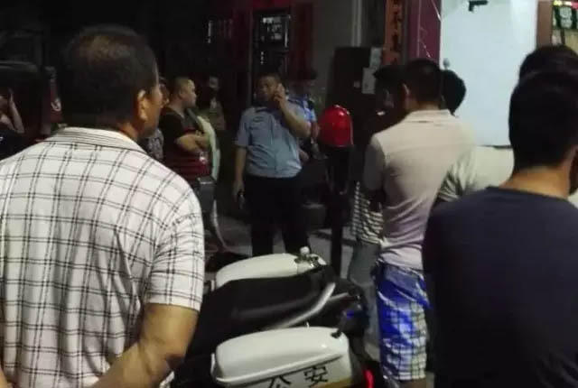 汕尾男子教未成年女友开车压倒2岁男孩