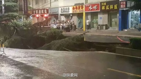 河南道路突然塌陷 路人掉进深坑瞬间