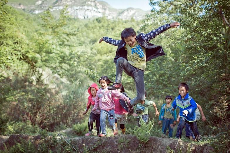 摄影师记录最美留守儿童 农村娃变时尚咖