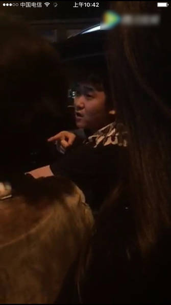 男司机专门偷拍空姐进行直播 空姐被套话