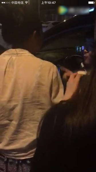 男司机专门偷拍空姐进行直播 空姐被套话