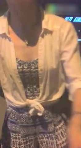 男司机专门偷拍空姐进行直播 空姐被套话