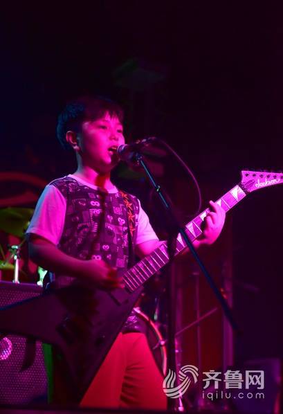 3名10岁少年组乐队酒吧卖唱为白血病女大学生筹款