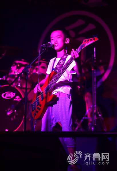 3名10岁少年组乐队酒吧卖唱为白血病女大学生筹款