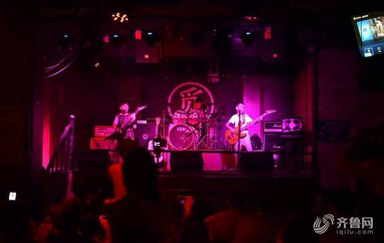 3名10岁少年组乐队酒吧卖唱为白血病女大学生筹款