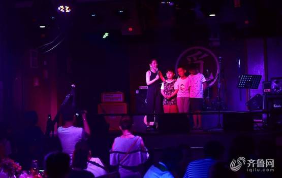 3名10岁少年组乐队酒吧卖唱为白血病女大学生筹款