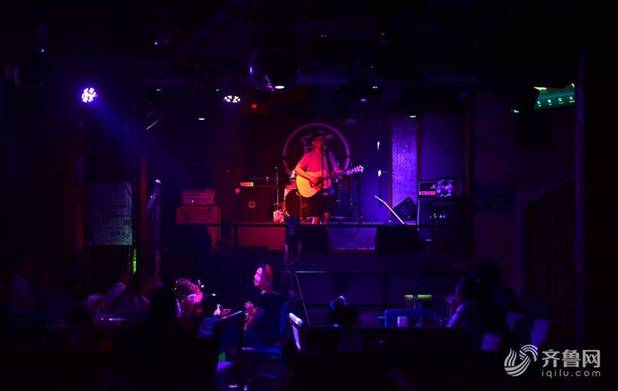 3名10岁少年组乐队酒吧卖唱为白血病女大学生筹款