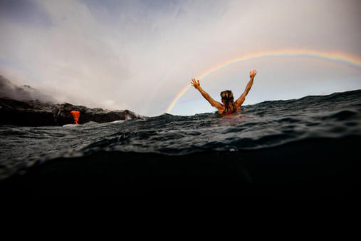 冰与火！美女穿比基尼在火山口冲浪