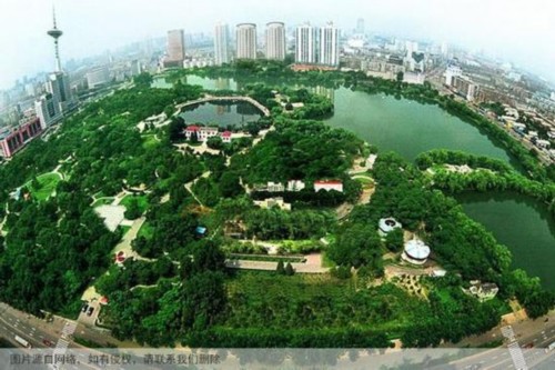 头上三座山，房价何处才是底？35个大中城市中，沈阳房价收入比走势可谓特立独行，是唯一呈现明显下行走势的城市。从2001年以来持续下降，房价收入比由9.3降至2015年的6，直观表明该城市房价增速明显慢于城镇人均可支配收入，房地产市场相对低迷。综合而看，沈阳房价收入比合理值在7左右，2015年为6，相比2014年下降0.4，偏离合理值的幅度为-14%，可见市场在持续探底。