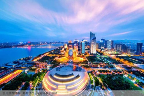 凭什么俺一直走软，西子姑娘要发脾气了！杭州房价收入比总体保持上行态势，合理值大致在9左右，2005年后上行走势加快，2010年达到14.2的高峰，随后回探下行，并在2014年出现回探下降，2015年依然微幅调整。2015年杭州房价收入比10.1，比2014年微微降低,0.1，偏离合理值的幅度为18%。