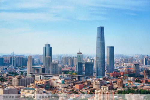 别忘了俺是老牌直辖市！房价有补涨需求！如果说广州自甘下落，那么天津可是窝着一肚子气！作为曾与京沪比肩的老牌直辖市，天津的房价软蛋得太不像话了！天津房价收入比走势相对平稳，合理值大致在8左右，2005年后上行走势加快，2011年回归下行，2013年后企稳回升。2015年天津房价收入比为10，偏离合理值幅度由2014年的20%扩大到25%，仍小于京沪深，但总算超过广州，哈哈。