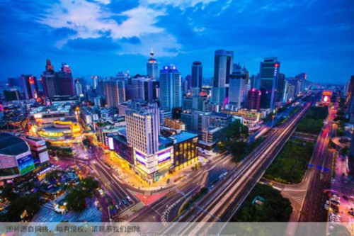 房价泡沫最大，胆大妄为，独秀于林，风必摧之！深圳房价收入比2001年至2005年走势平稳，维持在8左右，2006年至2007年快速攀升，随后继续震荡上行，从2012年开始再度急速拉升，2015年更是达到了前所未有的高度。深圳按历史走势，将其合理值定在11左右。