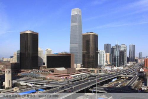 房价基本无泡沫，短期还算合理，今年无战事！从历年房价收入比走势来看，北京从2007年开始，房价收入比出现跳跃式上升，2001年至2006年维持在相对平稳的10左右。因此从自身发展来看，我们暂将10定为北京房价收入比合理值上限。2015年，北京房价收入比为14.5，与2014年持平，偏离合理值的幅度为45%。