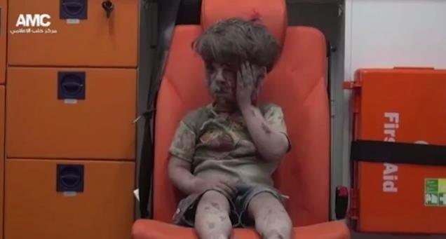 叙利亚5岁男童在空袭中死里逃生 感动网友