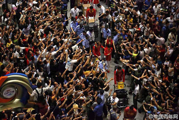 一组图看民众对女排运动员的热情