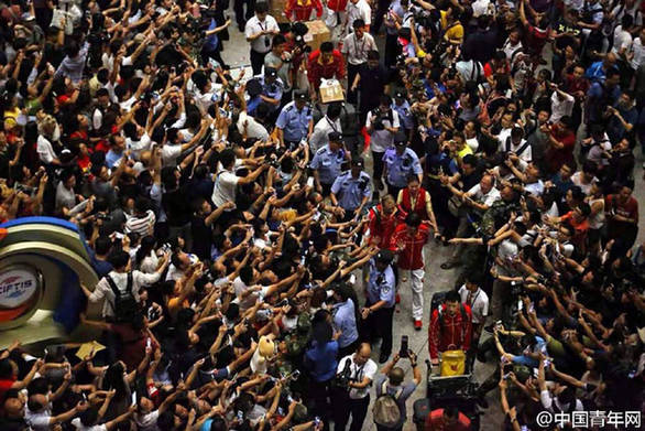 一组图看民众对女排运动员的热情