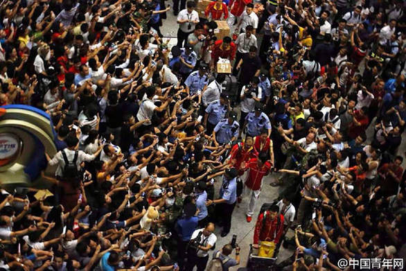 一组图看民众对女排运动员的热情