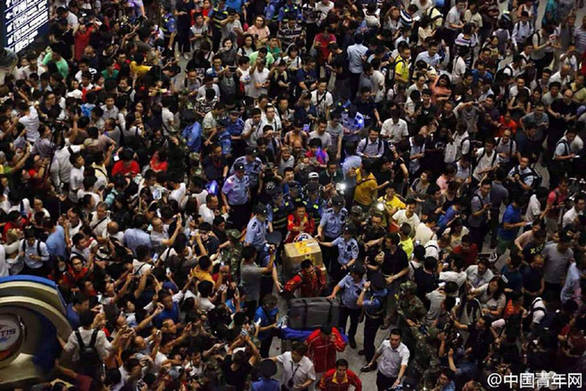 一组图看民众对女排运动员的热情