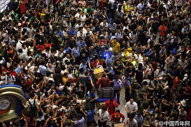 一组图看民众对女排运动员的热情