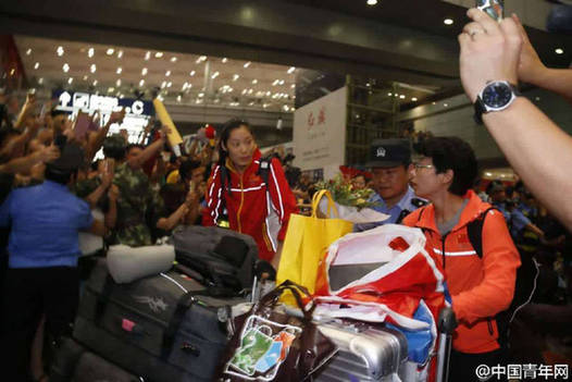 一组图看民众对女排运动员的热情