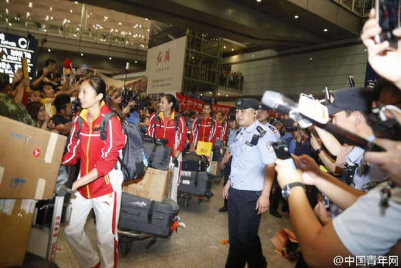 一组图看民众对女排运动员的热情